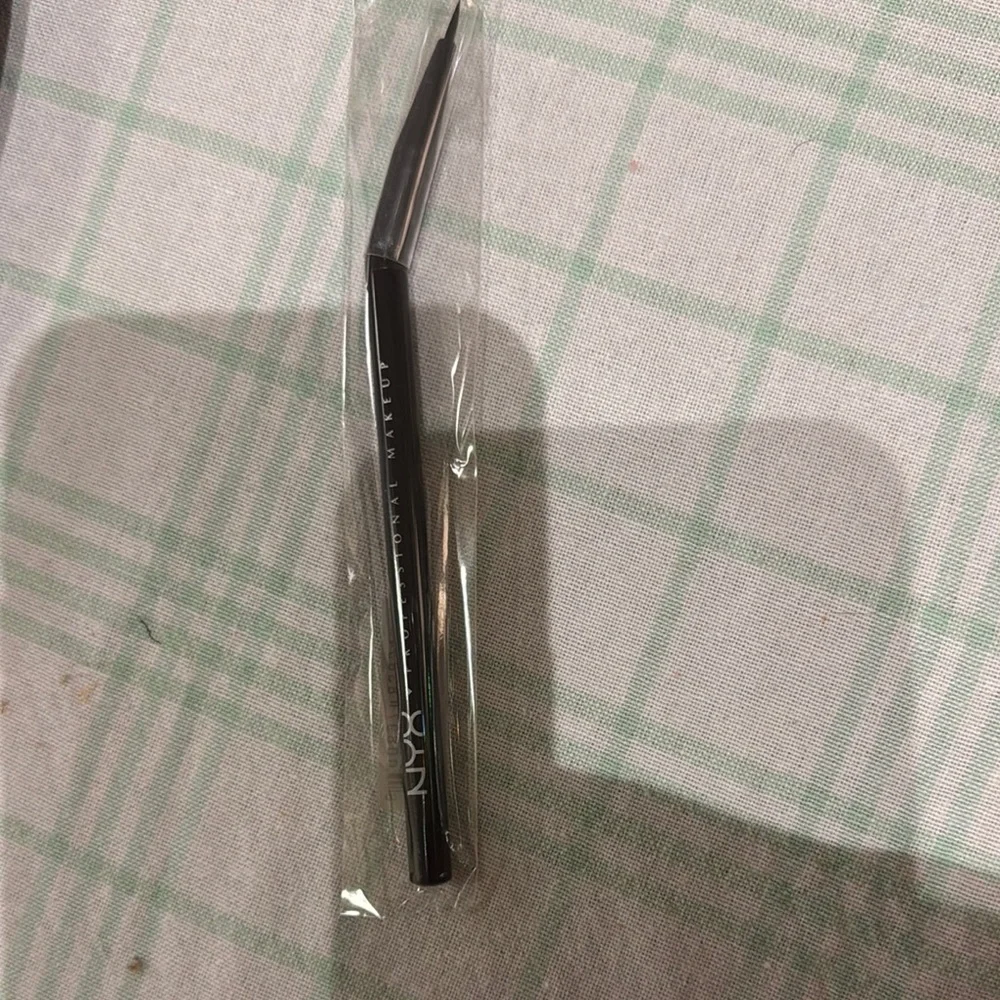 NYX Professional Makeup Pro Angled Eyeliner Brush, Created for Macy's‎
